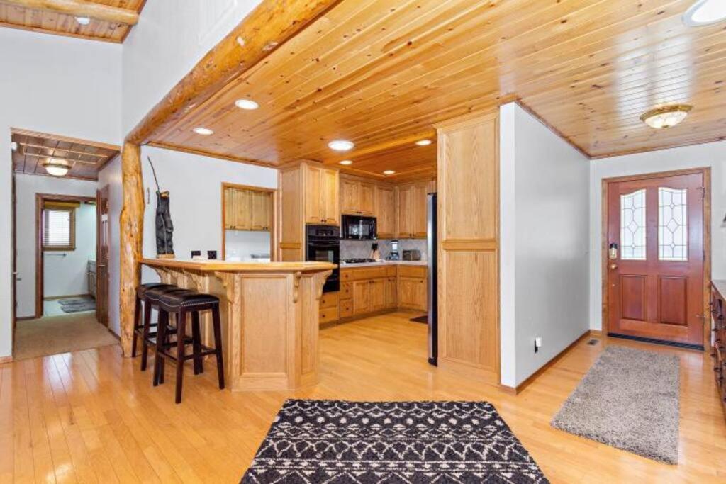 Custom Single Story Cabin With Jacuzzi Pool Table & Big Game Room With Arcade Games Big Bear Lake Esterno foto
