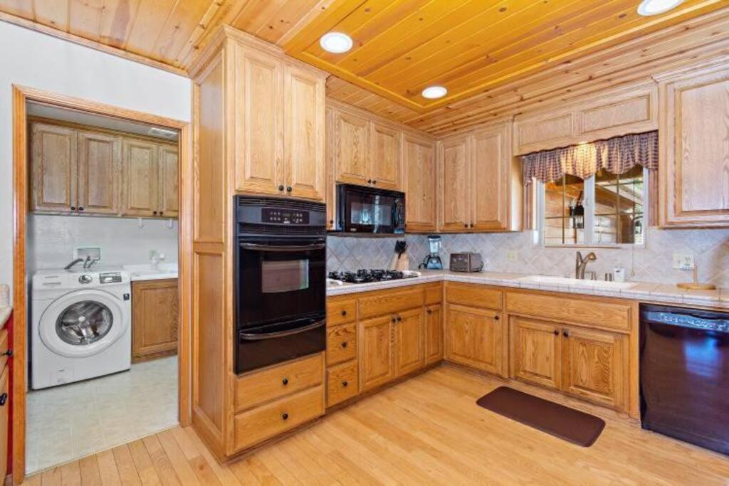 Custom Single Story Cabin With Jacuzzi Pool Table & Big Game Room With Arcade Games Big Bear Lake Esterno foto