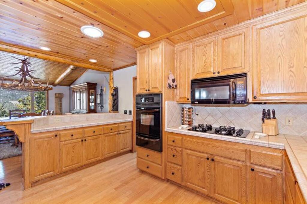 Custom Single Story Cabin With Jacuzzi Pool Table & Big Game Room With Arcade Games Big Bear Lake Esterno foto