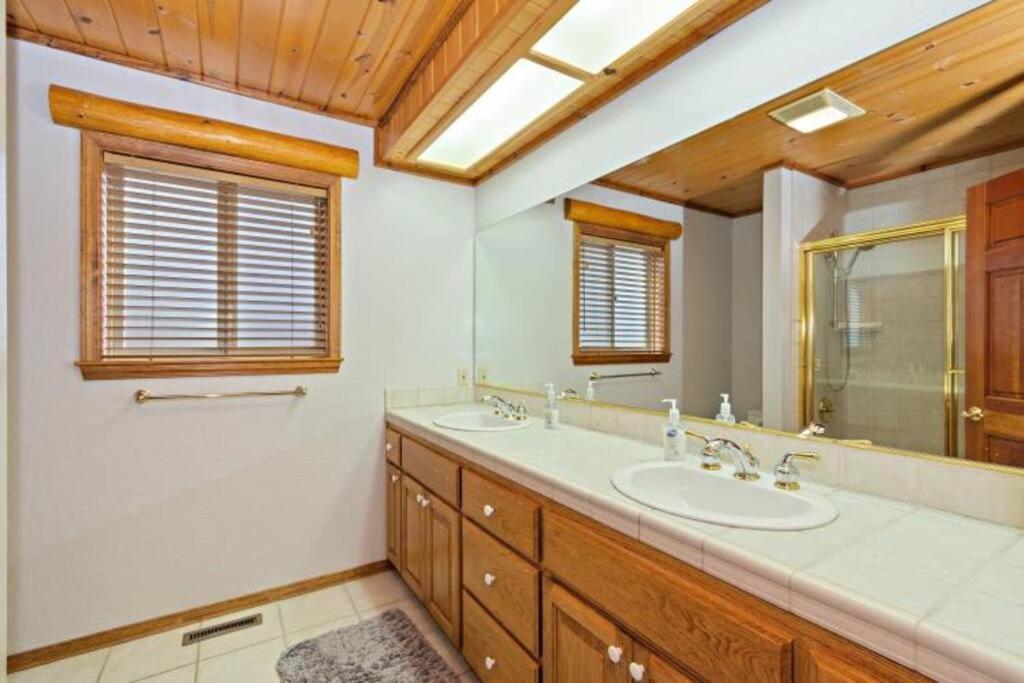 Custom Single Story Cabin With Jacuzzi Pool Table & Big Game Room With Arcade Games Big Bear Lake Esterno foto
