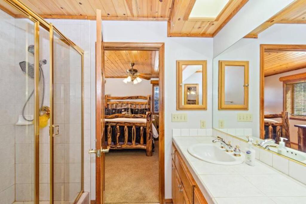 Custom Single Story Cabin With Jacuzzi Pool Table & Big Game Room With Arcade Games Big Bear Lake Esterno foto
